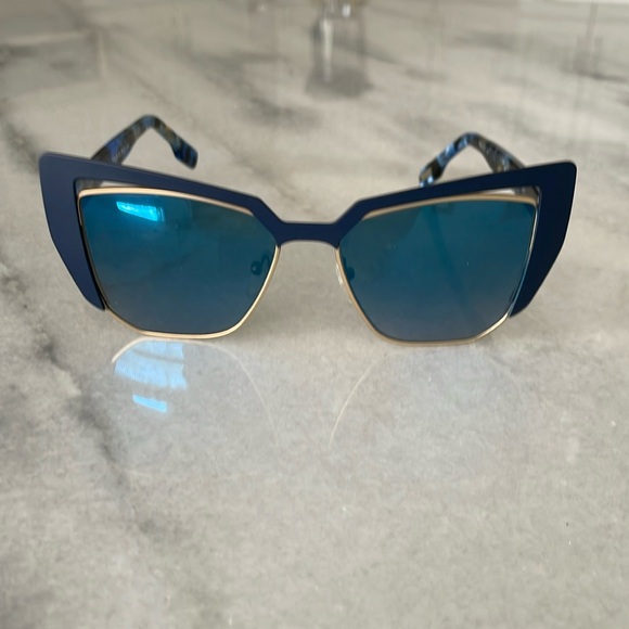 SEE like NEW sunglasses, Case & Cloth . See pic for measurements and details. - Picture 3 of 10